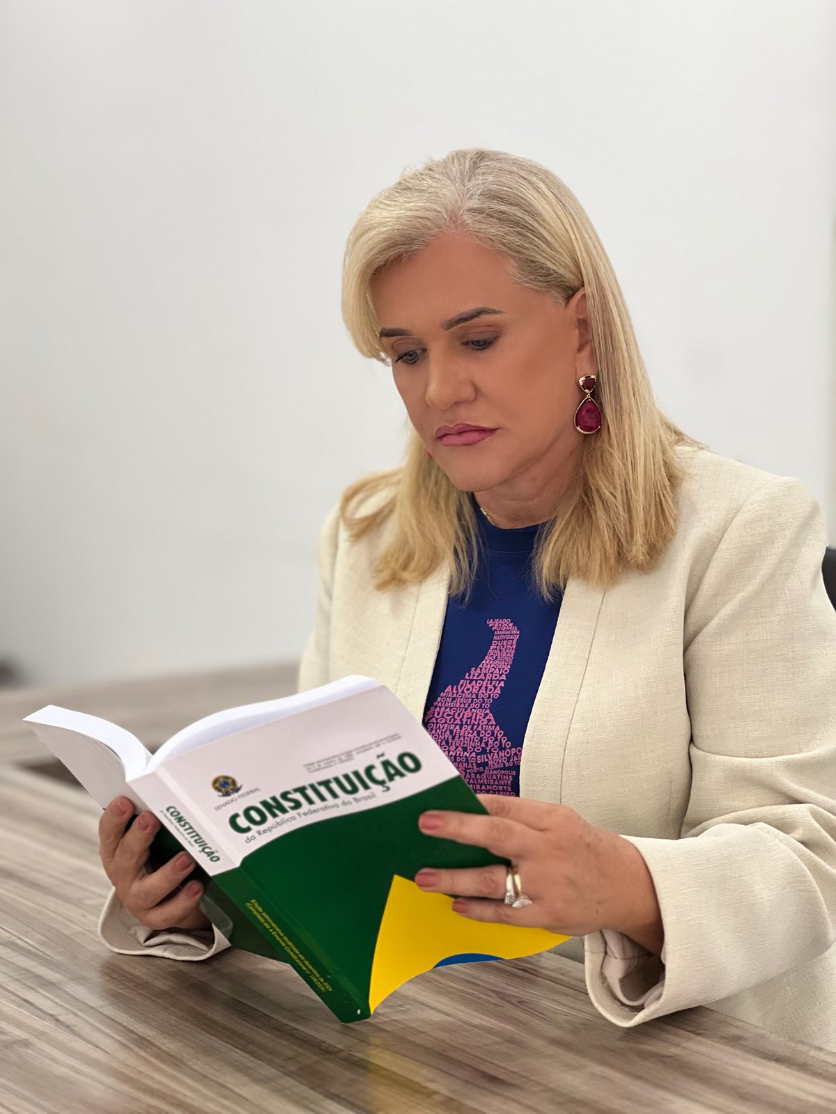 Dra. Ângela da FACIT lendo a Constituição